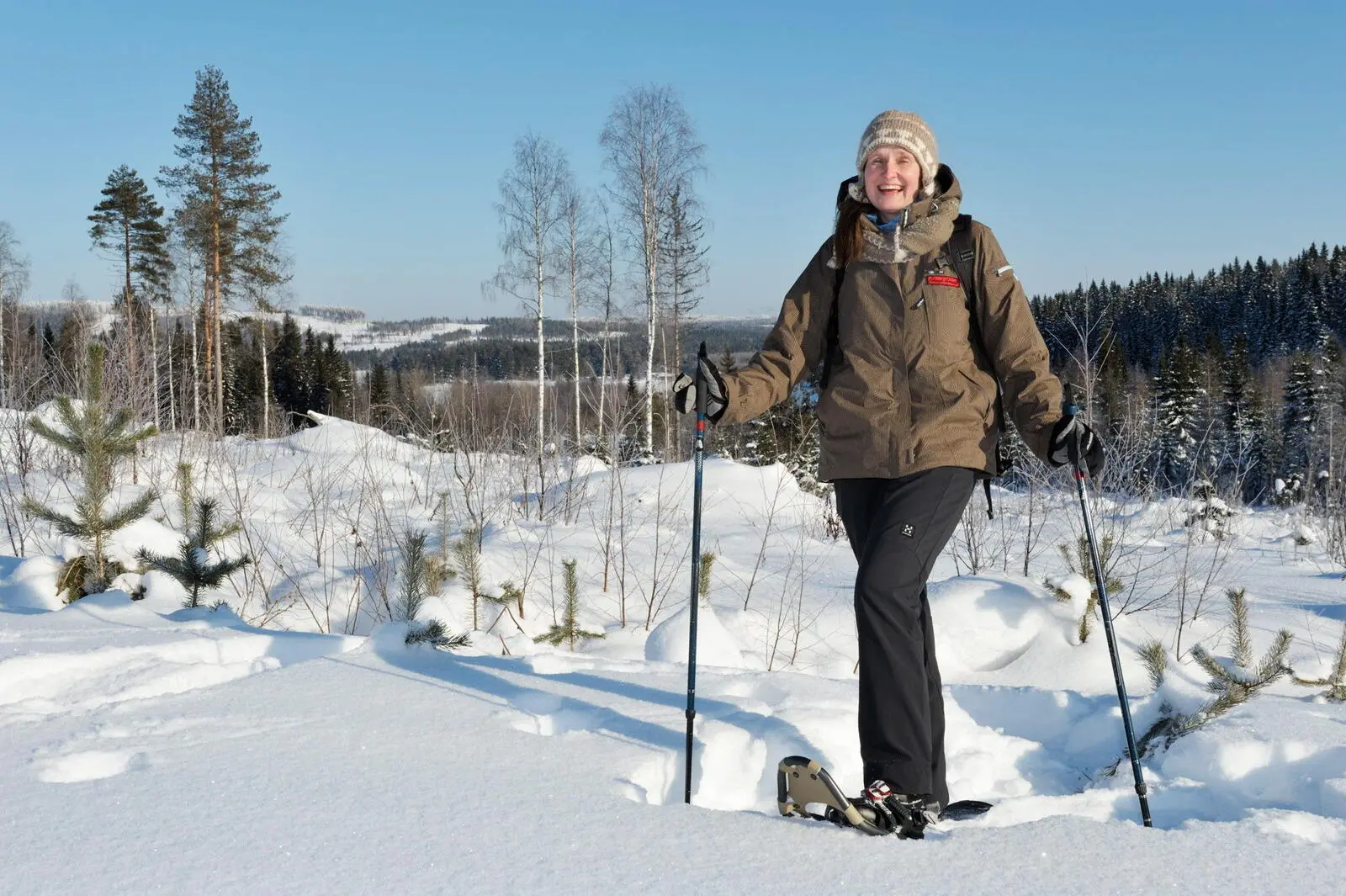Sie erkunden die Natur auch mit Schneeschuhen, hier im Bild Ihre Reiseleiterin Minna.