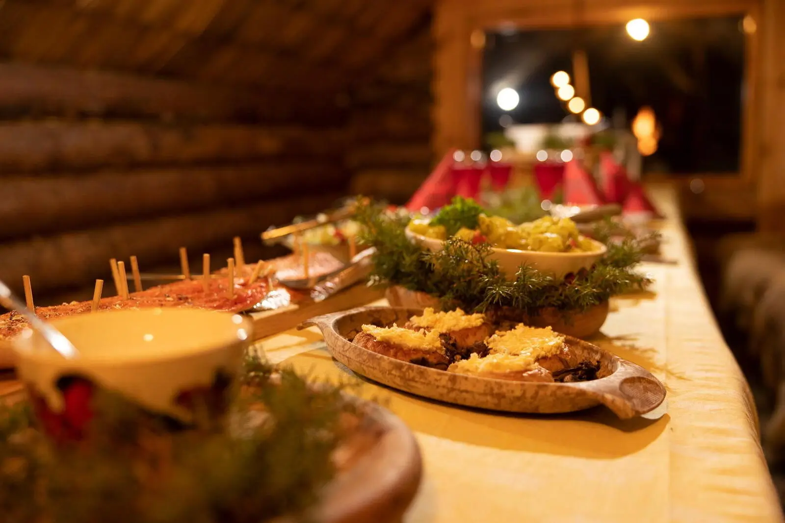 ... hier zum Abendessen. Passend zur Jahreszeit gibt es einmal auch typisch finnische Weihnachtsspezialitäten.