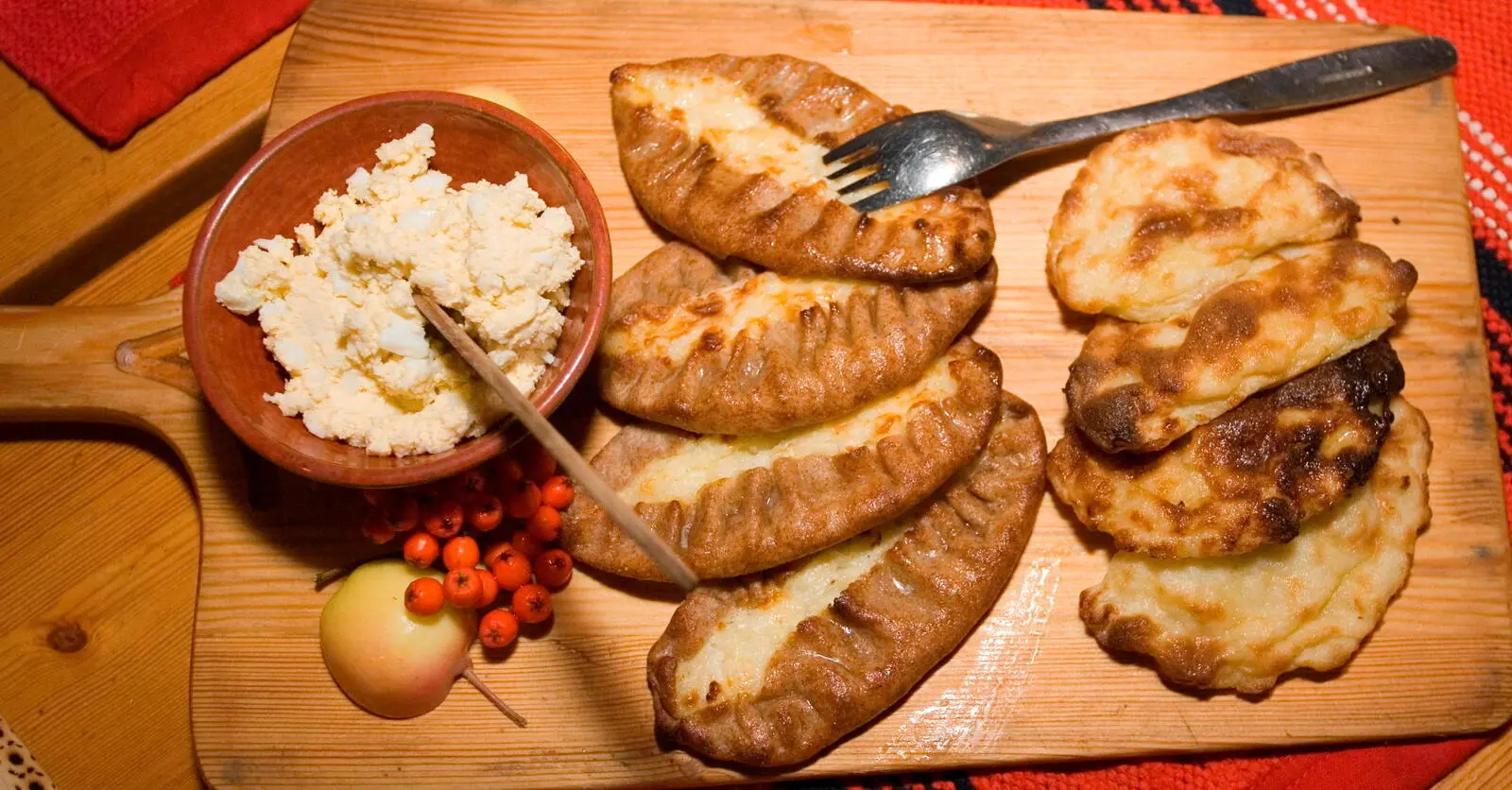 Minna verwöhnt Sie mit karelischen Spezialitäten, hier z. B. Piroggen mit Eibutter.