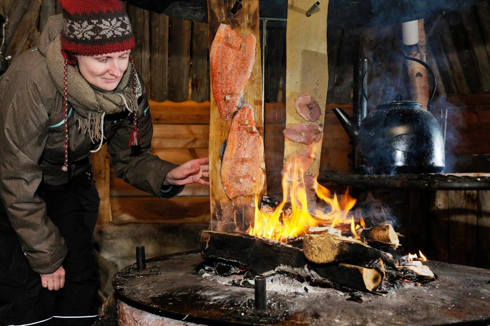 Der traditionell am offenen Feuer zubereitete Lachs krönt Ihren Abschlussabend.
