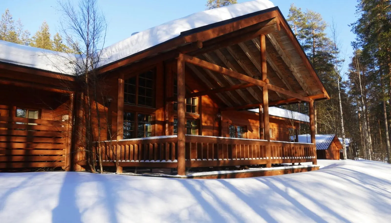 Die Huskyfarm mit großer Holzlodge liegt wunderschön am See, die Hunde sind immer an ihrer Seite, keine 100 Meter entfernt.