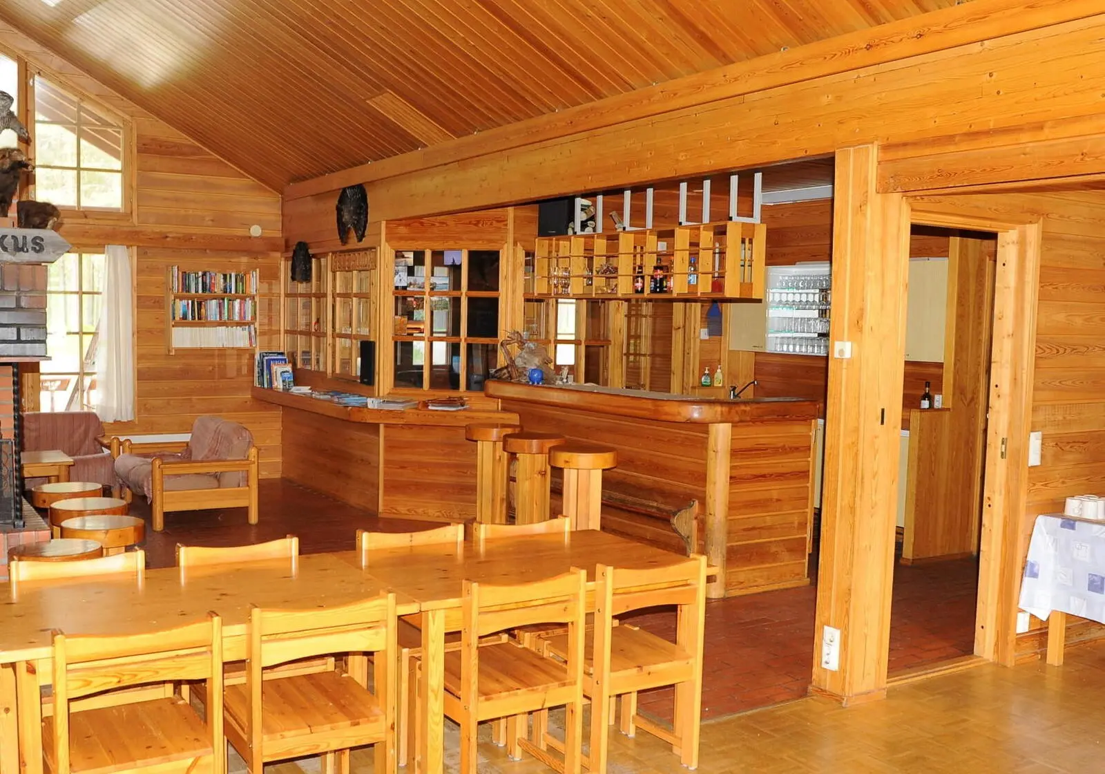 Ihre Mahlzeiten nehmen Sie in schönem Holzambiente im Haupthaus ein.
