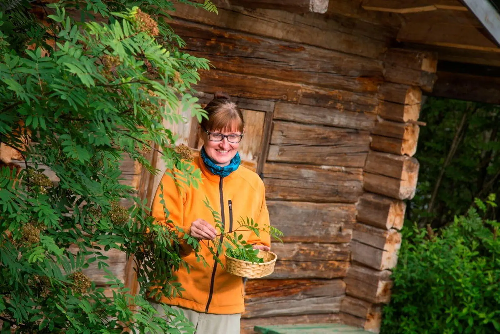 Ihre Wirtinnen, im Bild Minna, sind an Herzlichkeit nicht zu übertreffen! Am 2. Tag hält Minna einen Workshop zum Thema Wildkräuter, Beeren und Pilze. Gemeinsam zaubern Sie mit ihr Leckeres zum Mittag und als Mitbringsel für daheim.