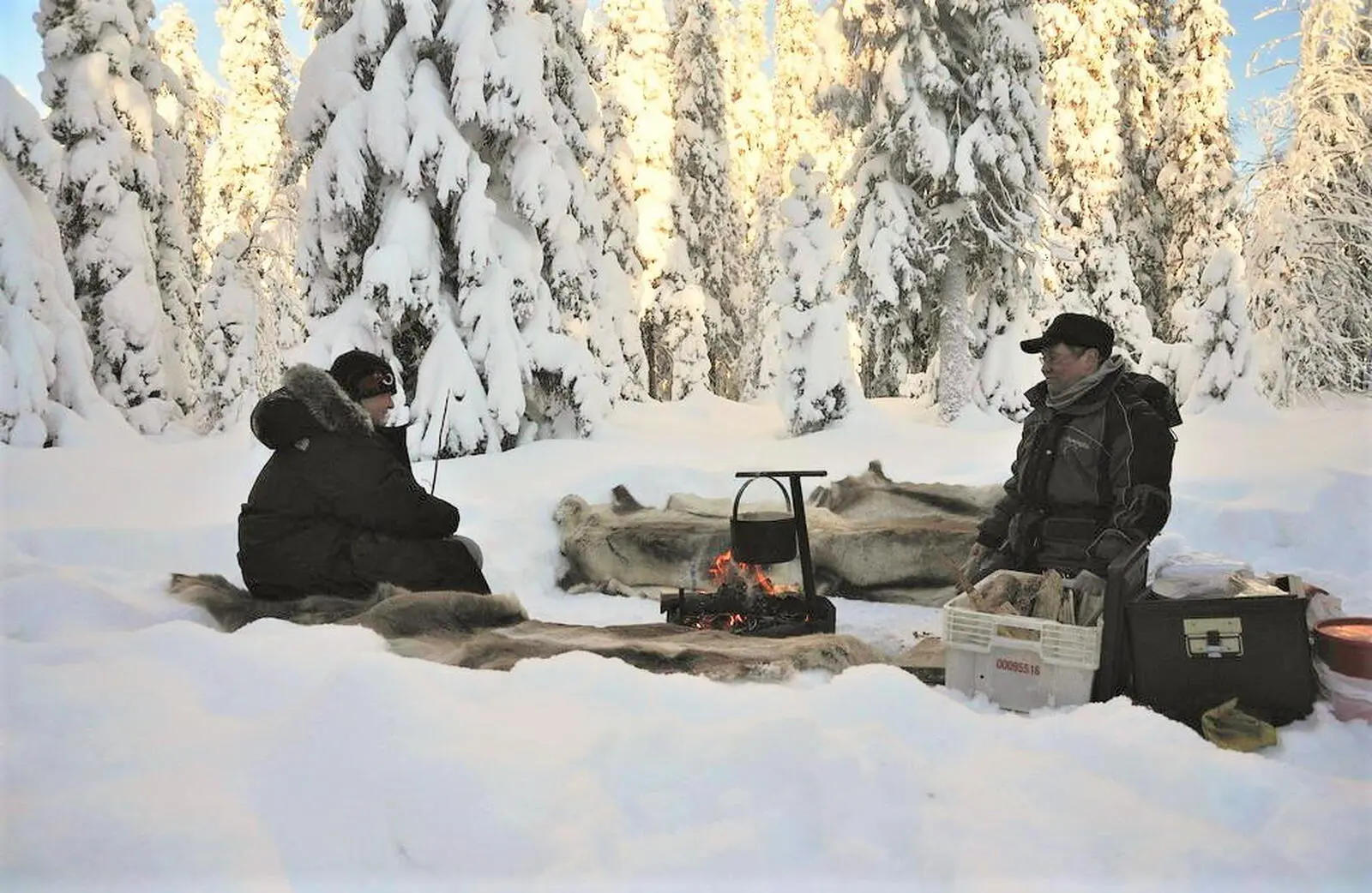 Unterwegs wird Pause im Schnee gemacht 