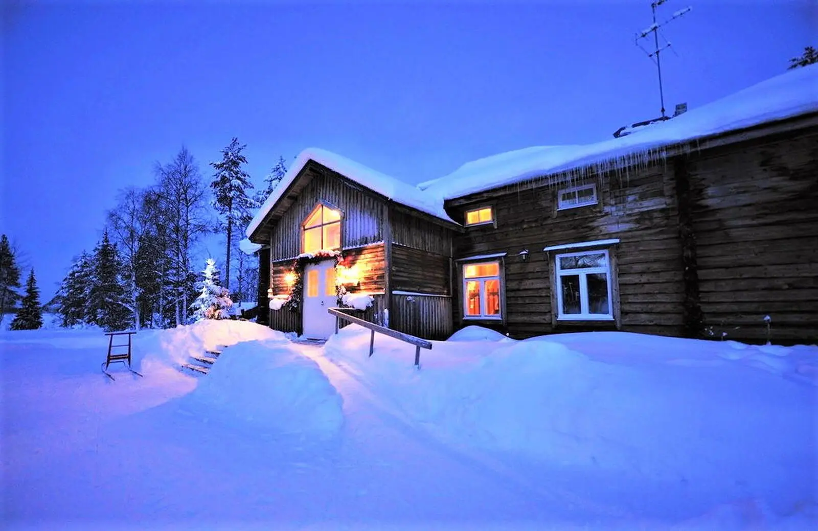 Das Haupthaus abends. Hier wird gemeinsam morgens und abends gegessen