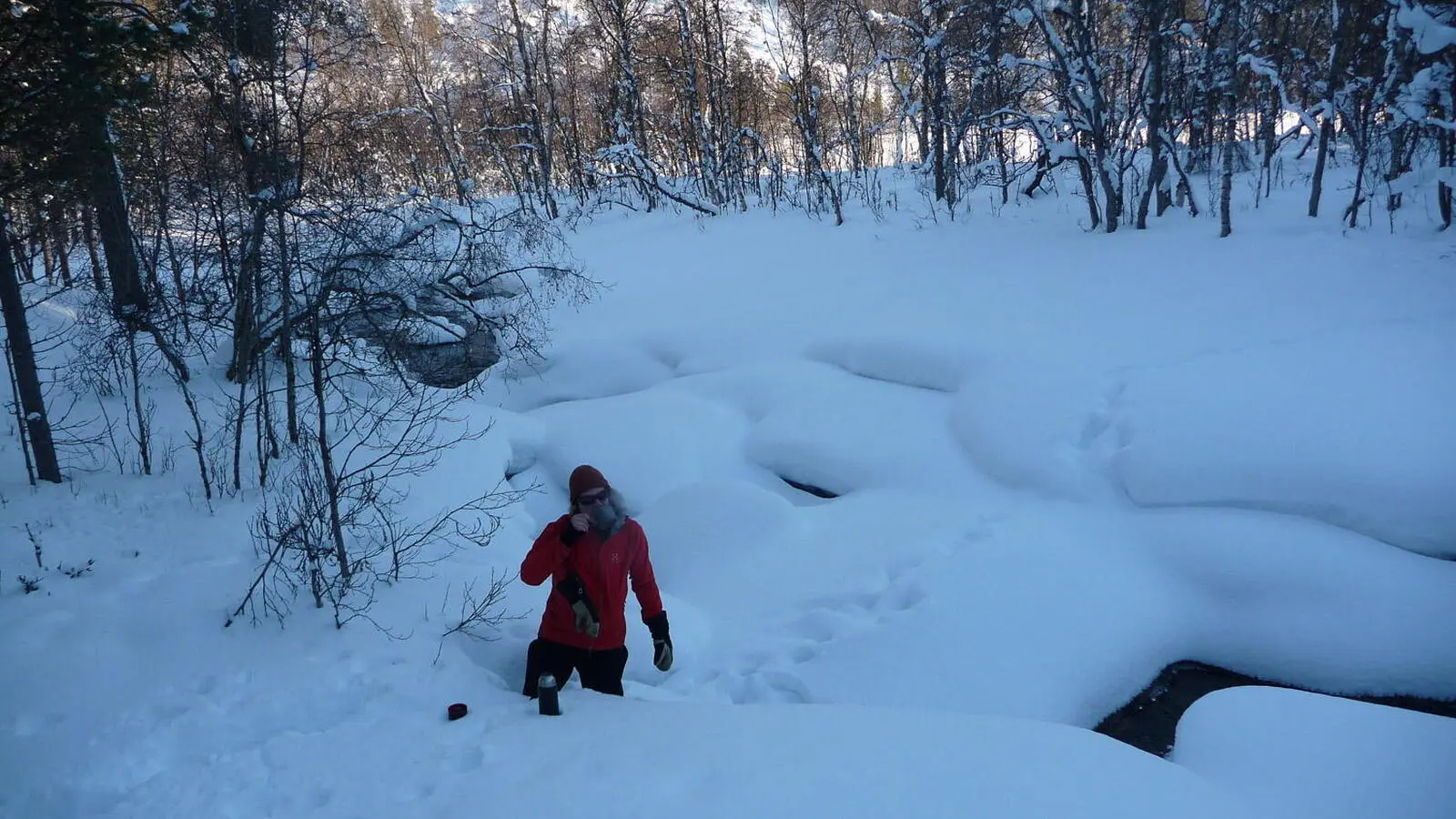 Trinkpause! Wasser ist hier so sauber, dass es direkt aus den Quellen getrunken werden kann – wenn Sie welche unter dem Schnee und Eis finden.