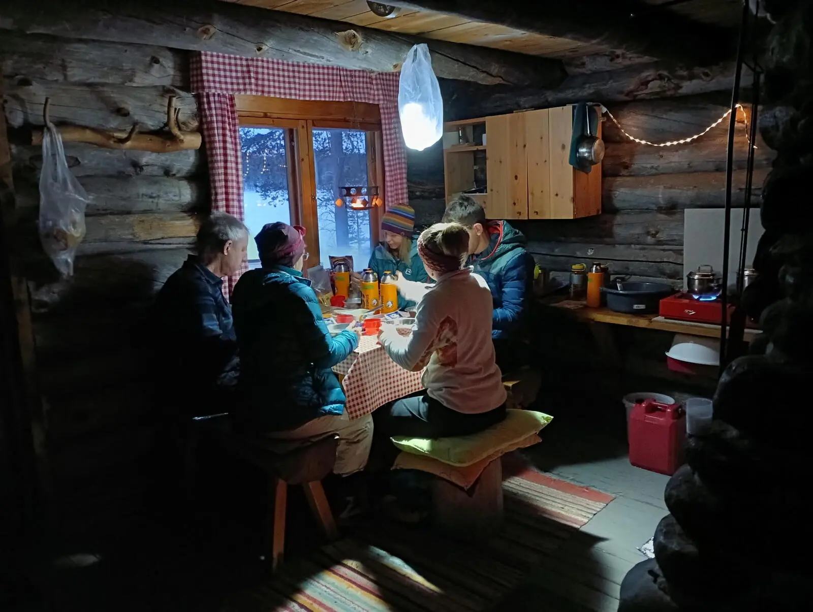 Auf dem Rentierhof einer Sami-Familie übernachten Sie in urigen Blockhütten