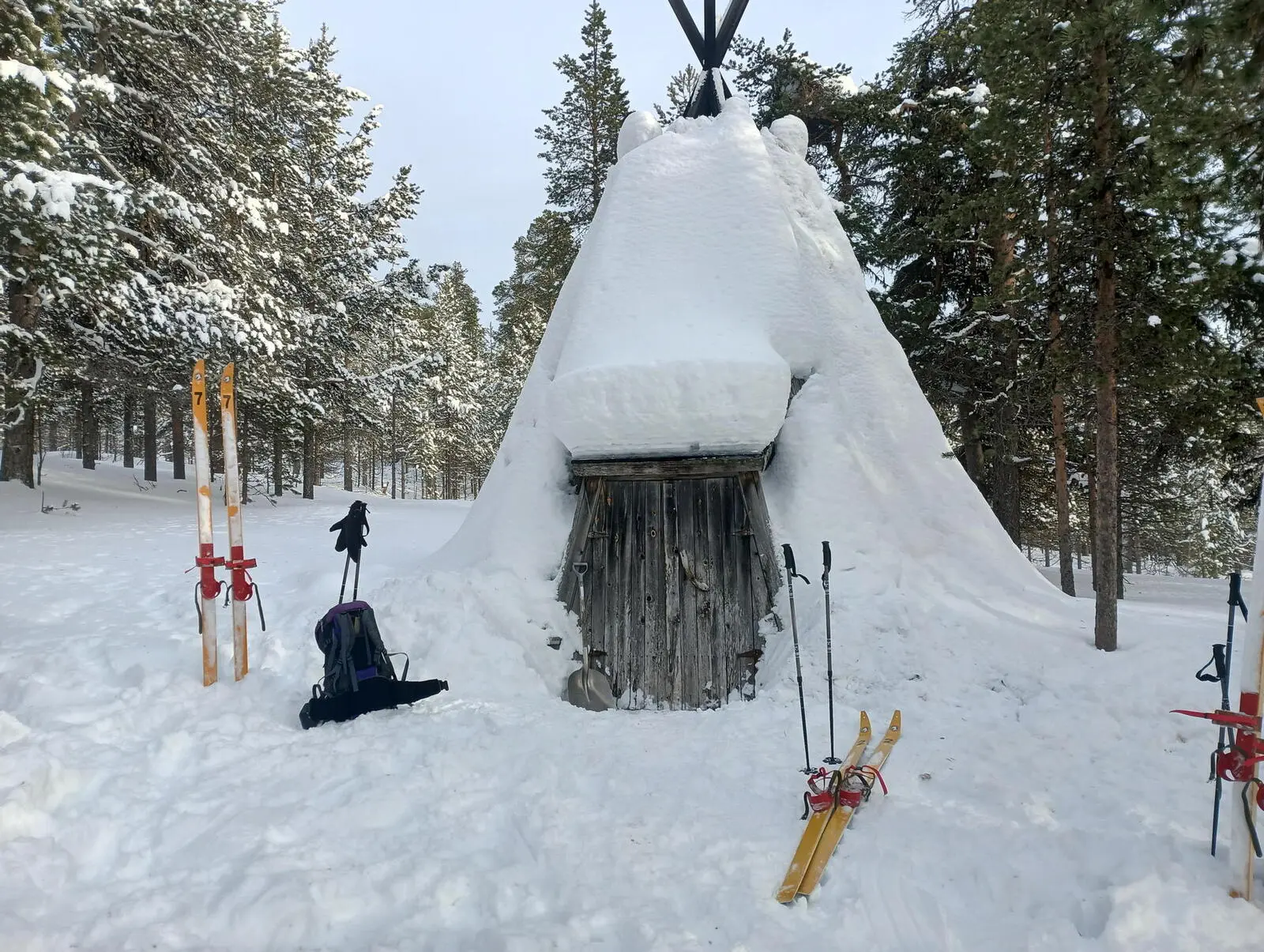 Stimmungsvolle Tipis mit Feuerstelle bieten den perfekten Ort für die Mittagsrast