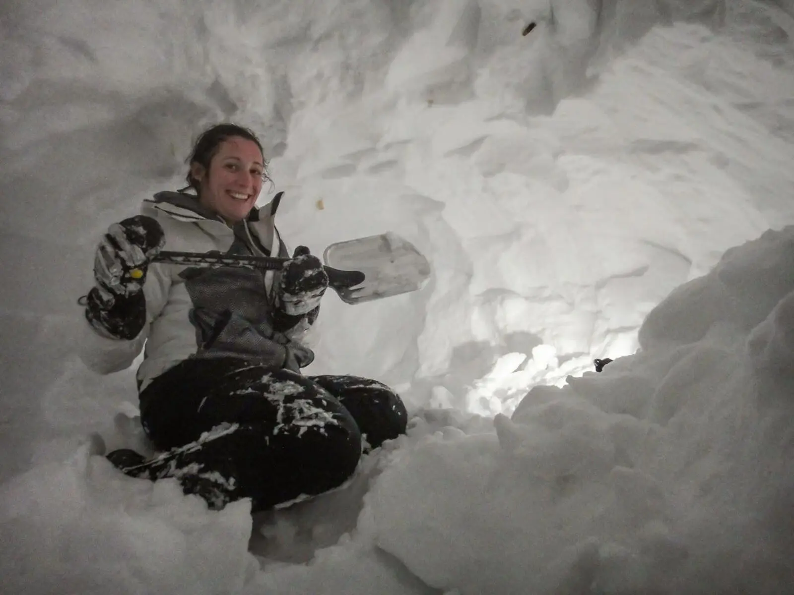  Mit Spaten und Schaufel bauen Sie Ihr eigenes Iglu