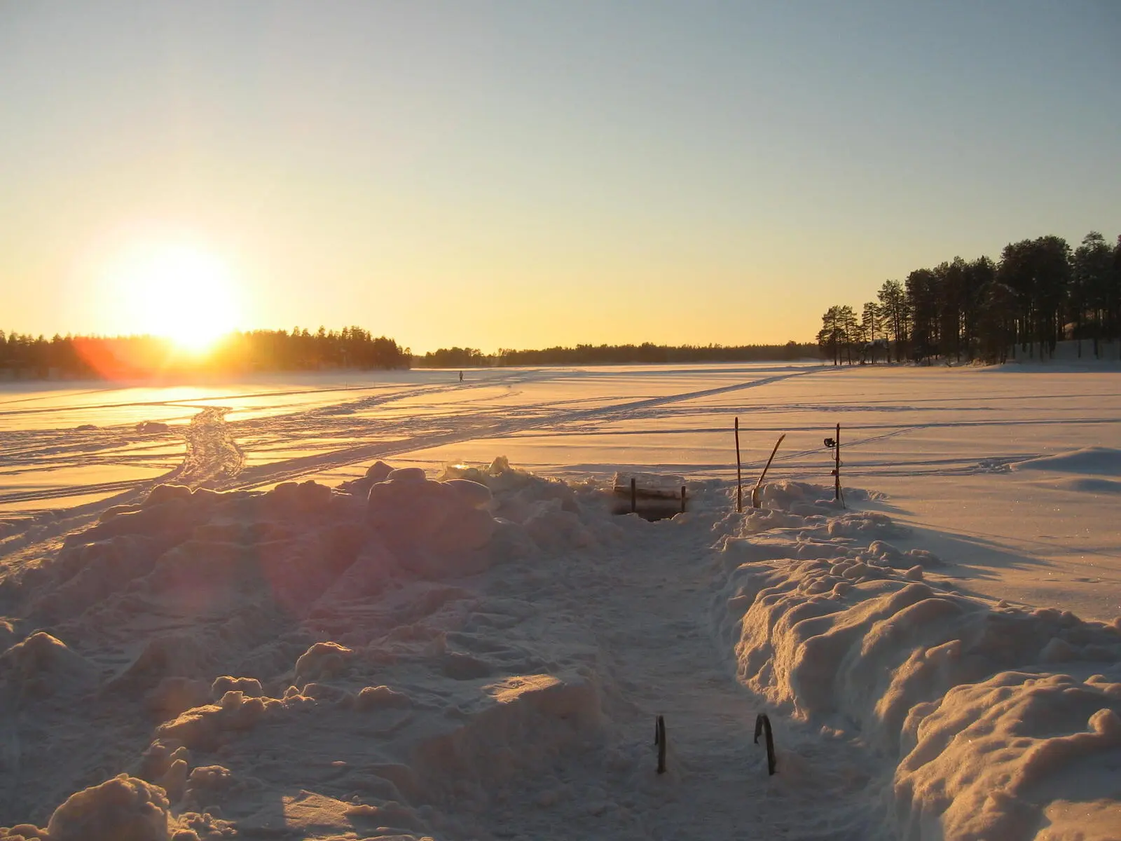 Sechs Abende Sauna mit Abkühlung im Eisloch am See