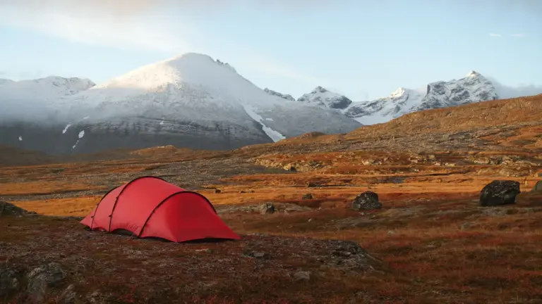 Zelttrekking mit idyllischen Lagerplätzen - in der Wildnis Lapplands.