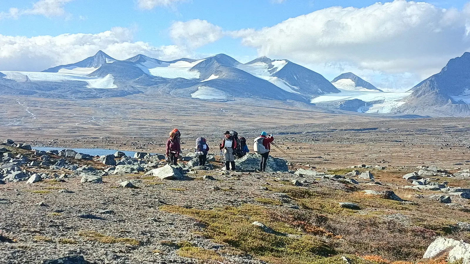 Der Berg Akka und die Gletscher ringsum scheinen zeitweise zum Greifen nah