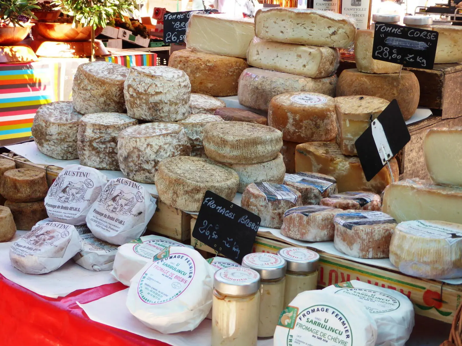 Nicht nur bei den Picknicks auf den Wanderungen sondern auch beim Besuch des Bauernmarktes in Île Rousse bekommen Sie Gelegenheit korsische Spezialitäten zu kosten.  