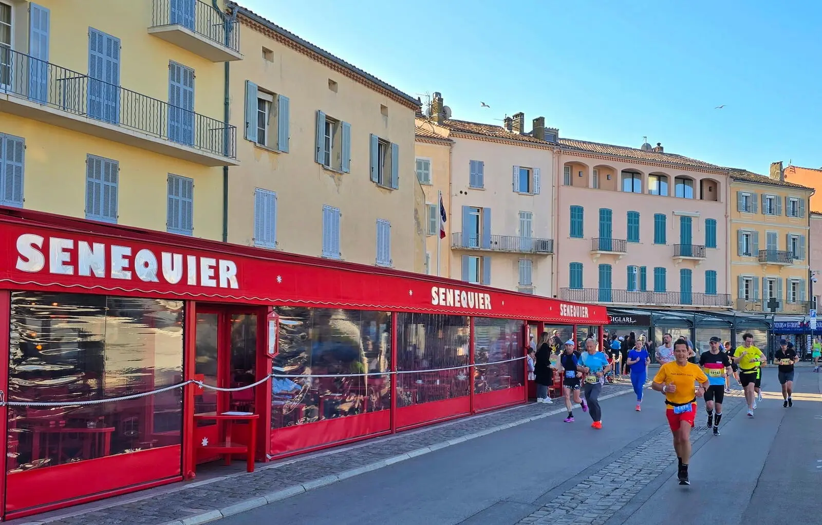 Die Strecke führt auch durch die malerische Altstadt von Saint-Tropez