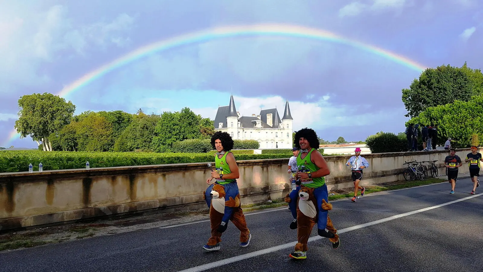 Der Marathon du Médoc ist nicht nur ein riesiger Läuferkarneval, sondern gleichzeitig die längste Weinprobe der Welt