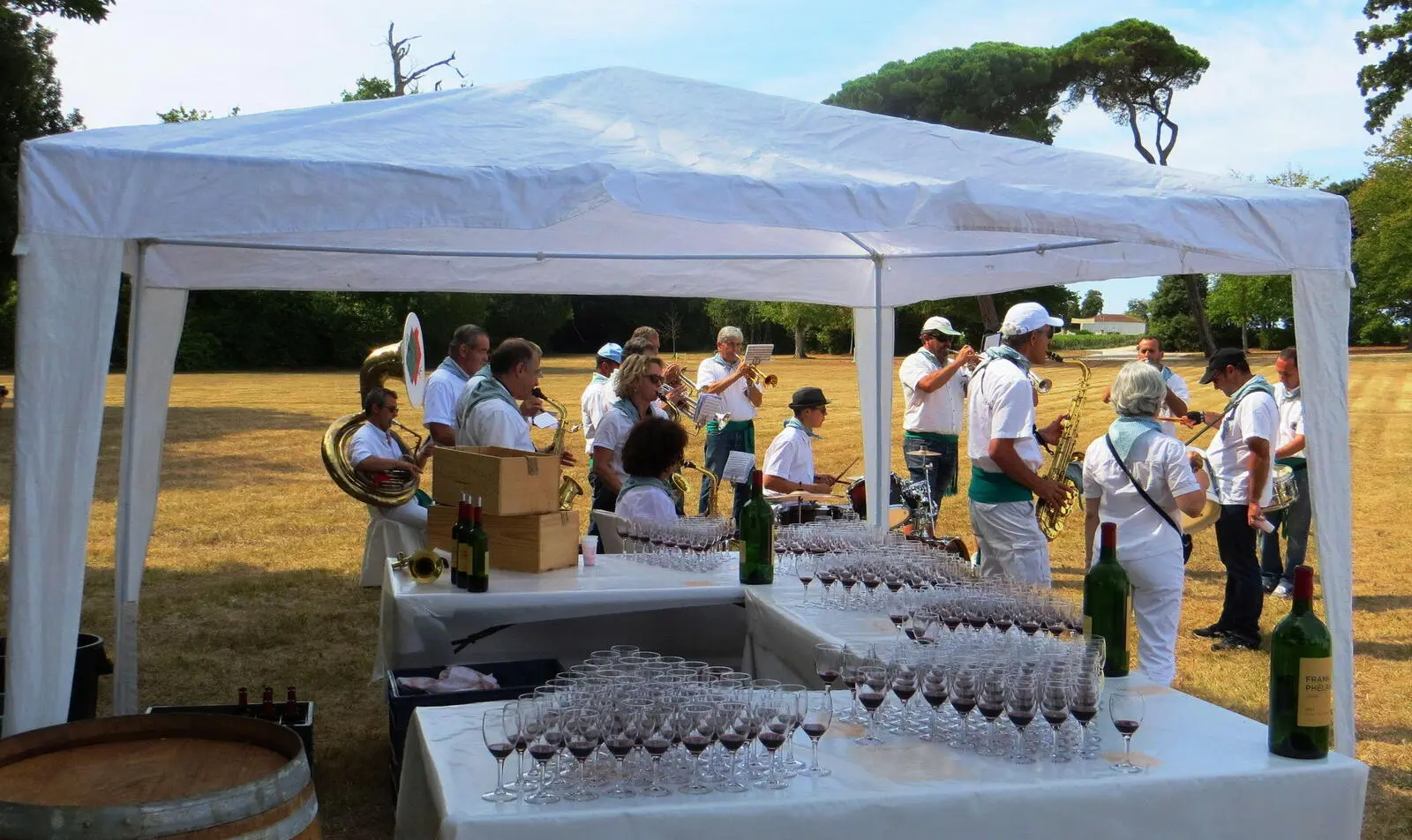 Ein typischer "Verpflegungsstand" beim Médoc Marathon - hier wird der edle Rotwein sogar in Gläsern serviert