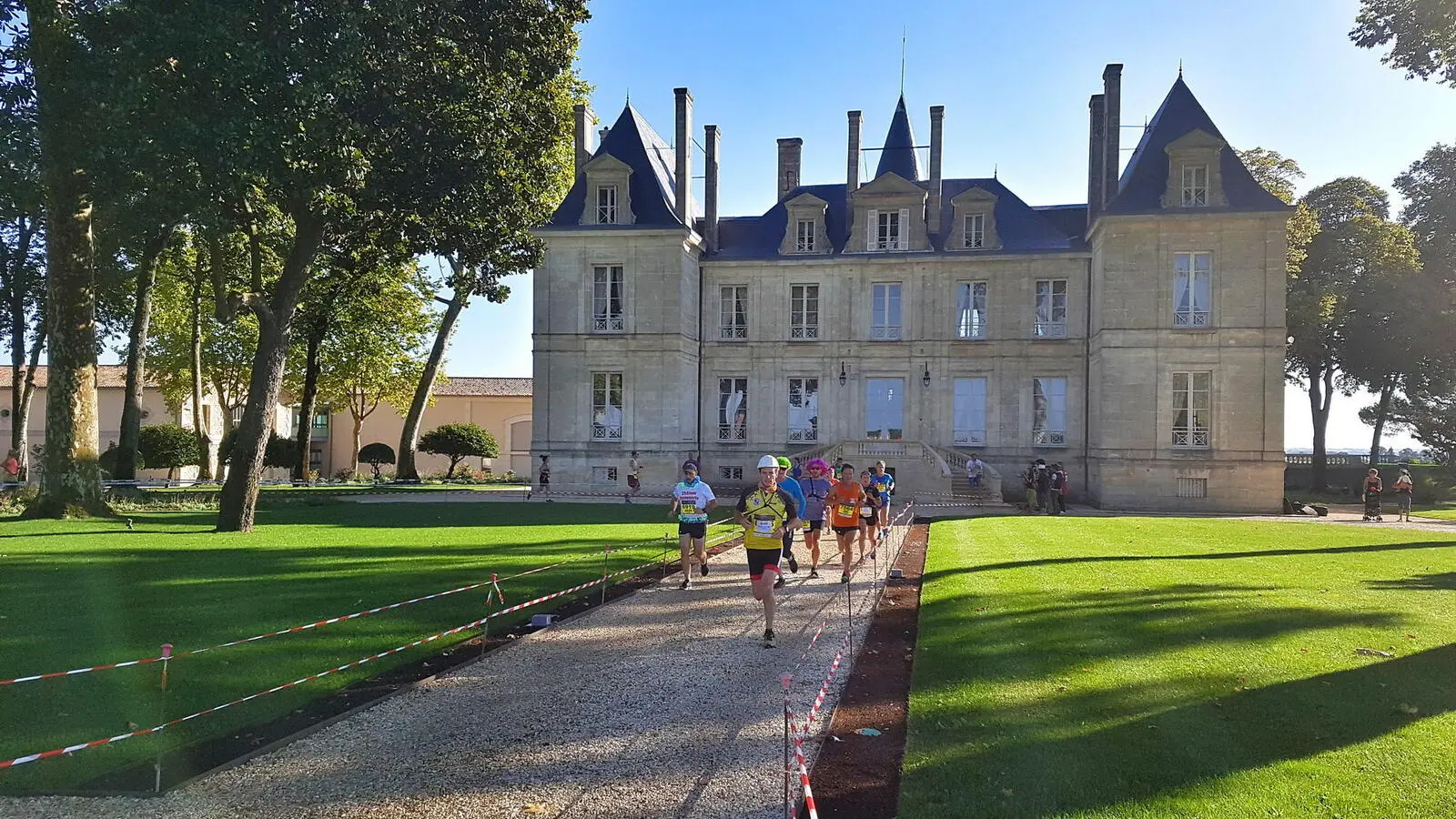 Der Weg führt die Läufer von Château zu Château, eines schöner als das andere...