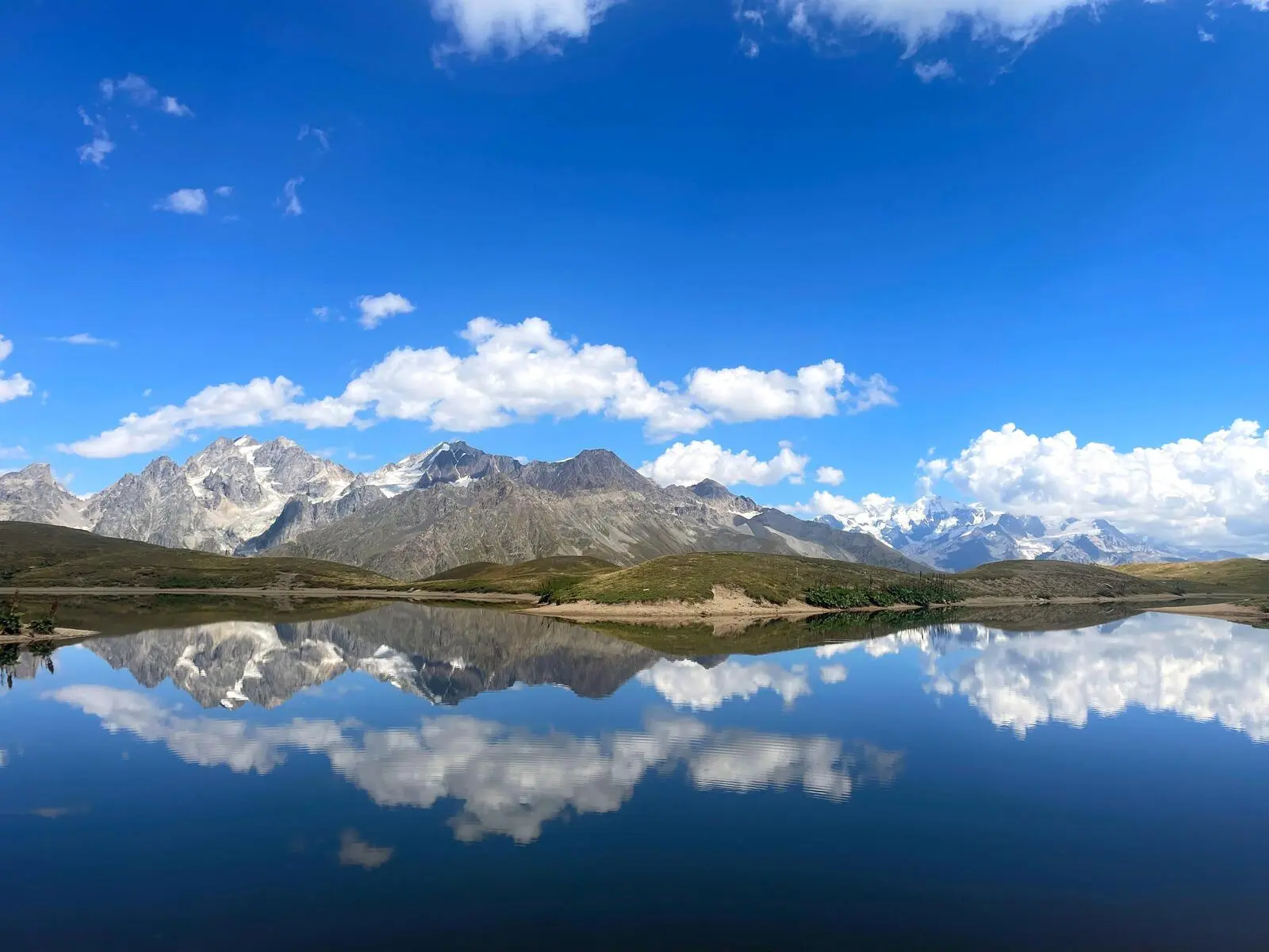Spiegelbilder im Koruldi-See 