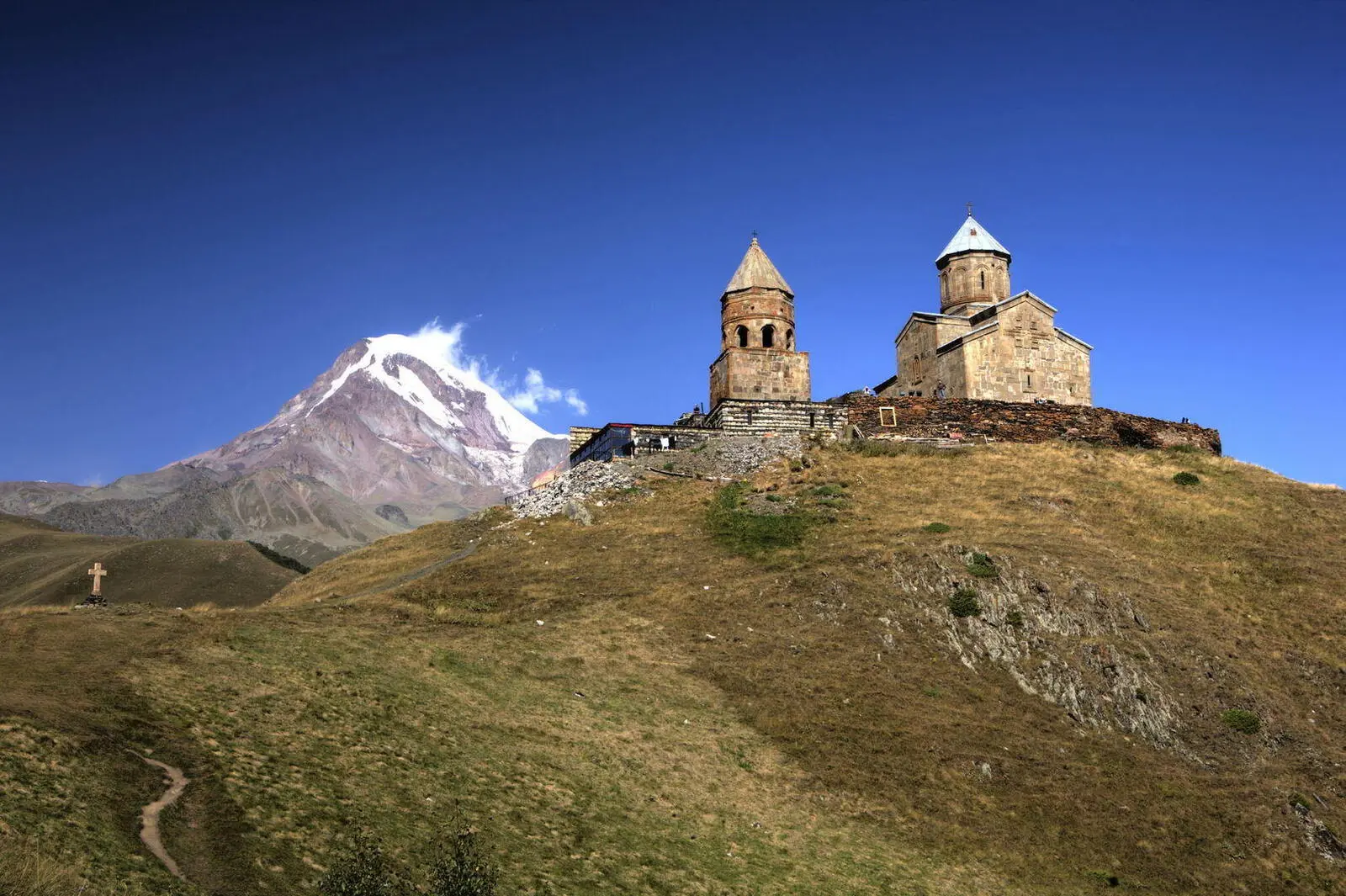 Die Gergeti-Kirche vor der gewaltigen Kulisse des Kasbek (5047 m) 