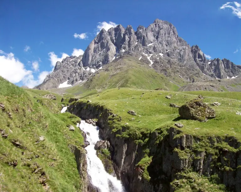 Großartiger Blick auf den Tschauchebi (3.842 Meter)