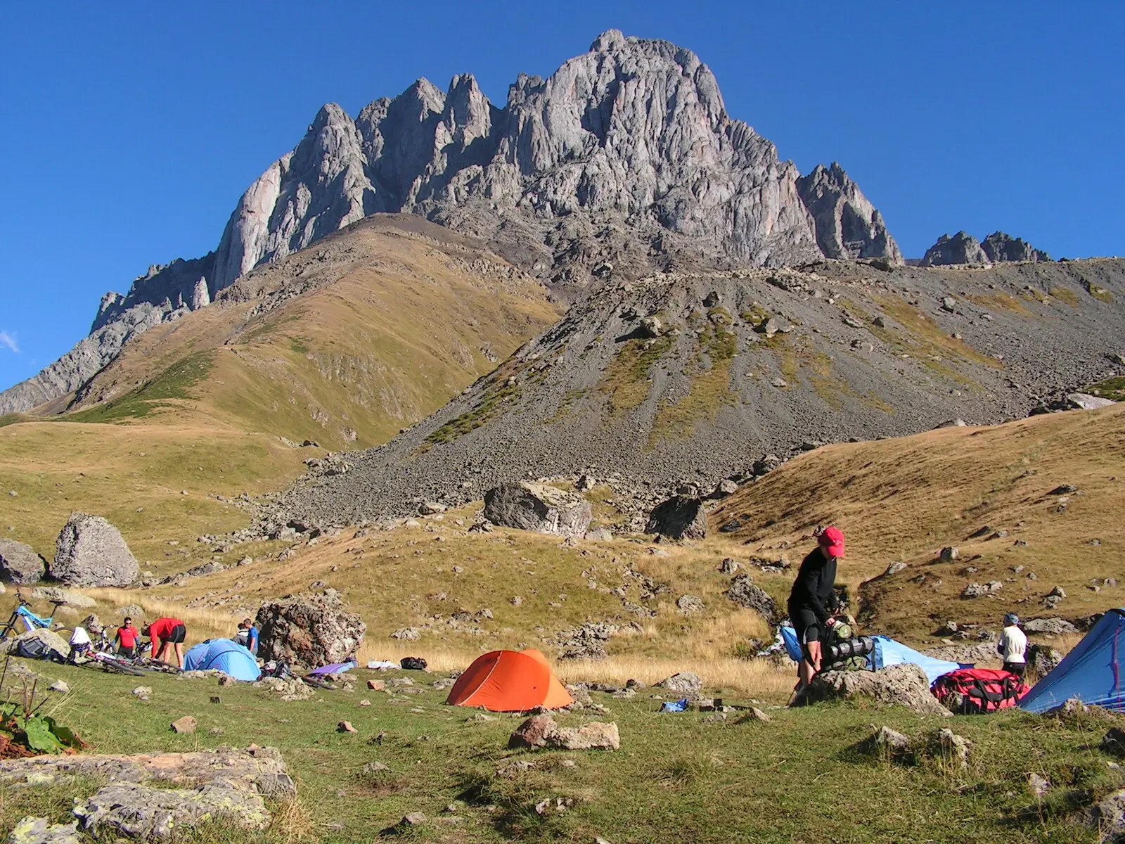 Am Fuß des Tschauchebi: Zelte inmitten weiter Hochgebirgslandschaft