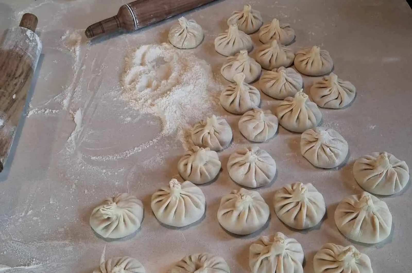 Zusammen Khinkali formen und genießen
