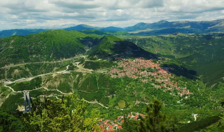 Metsovo, mitten im Pindosgebirge, liegt auf knapp 1200 m. Ein Ort der Abenteurer, Wintersportler und Wanderer.