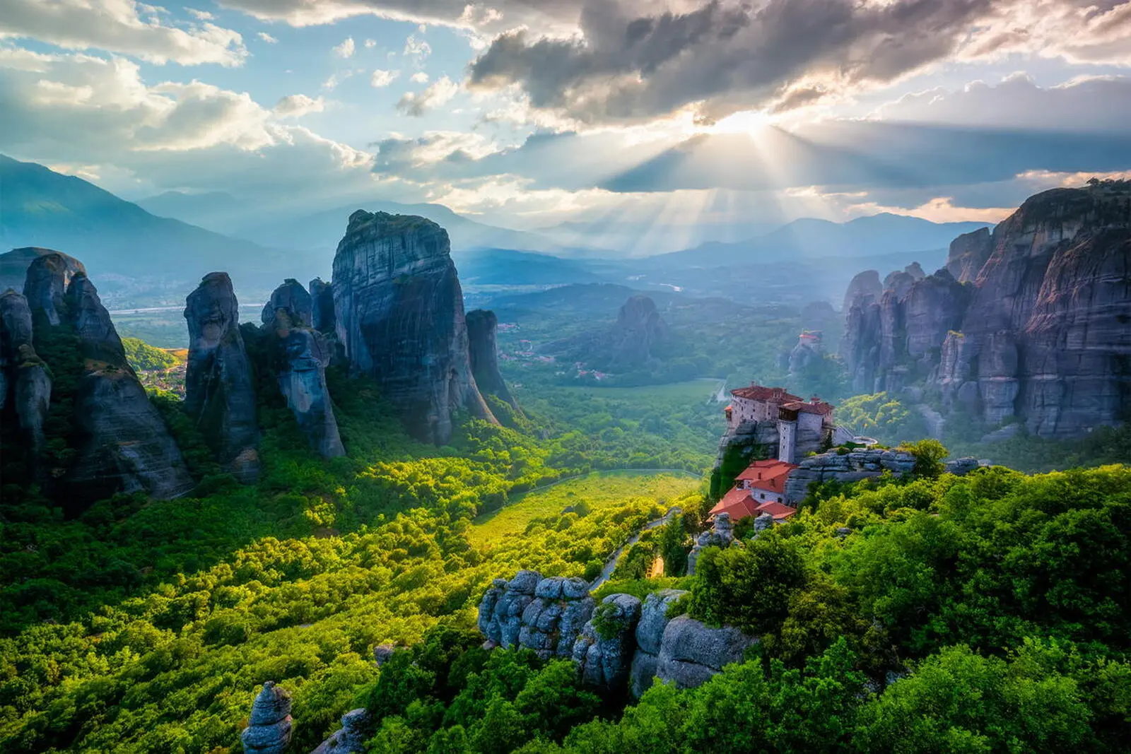 Wandernd erreichen Sie die geologisch eindrucksvolle Region Meteora mit ihren Felsenklöstern.