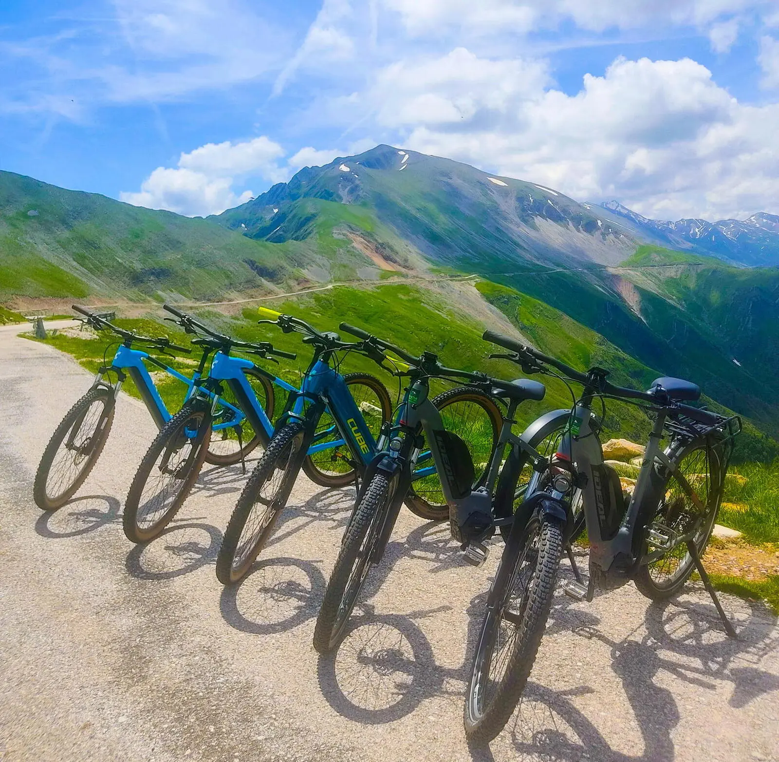 E-Bikes bieten am Berg wertvolle Unterstützung. Oben angekommen sind traumhafte Aussichten garantiert.