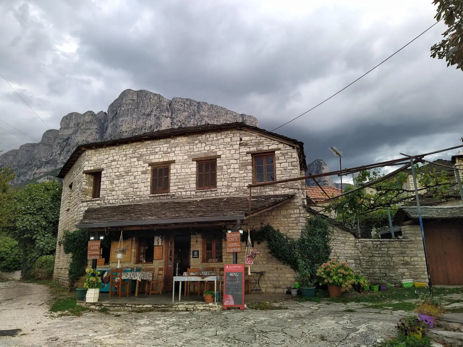 Vom Dorf Vikos aus steigen Sie hinab in die gleichnamige grandiose Schlucht.