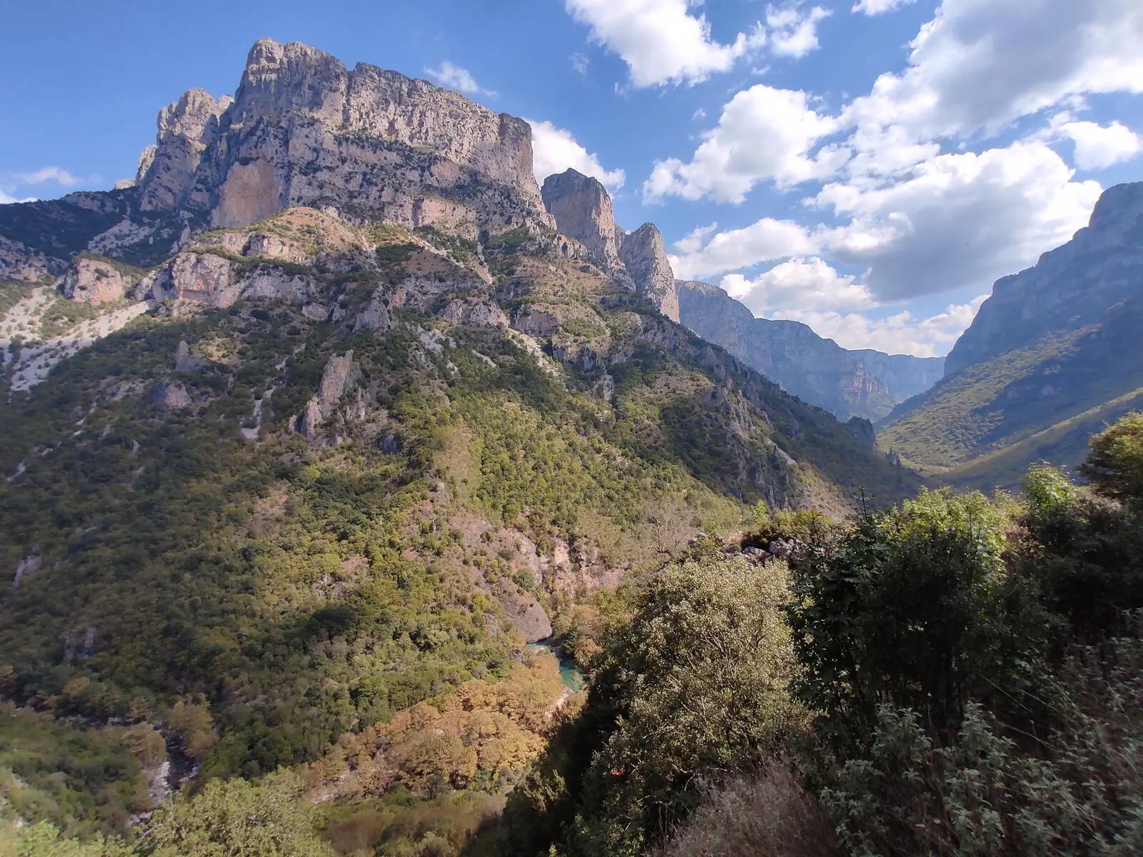 Die imposante Vikos-Schlucht durch die sich der kalte Fluss Voidomatis schlängelt. Er gilt als einer der saubersten Flüsse Europas.