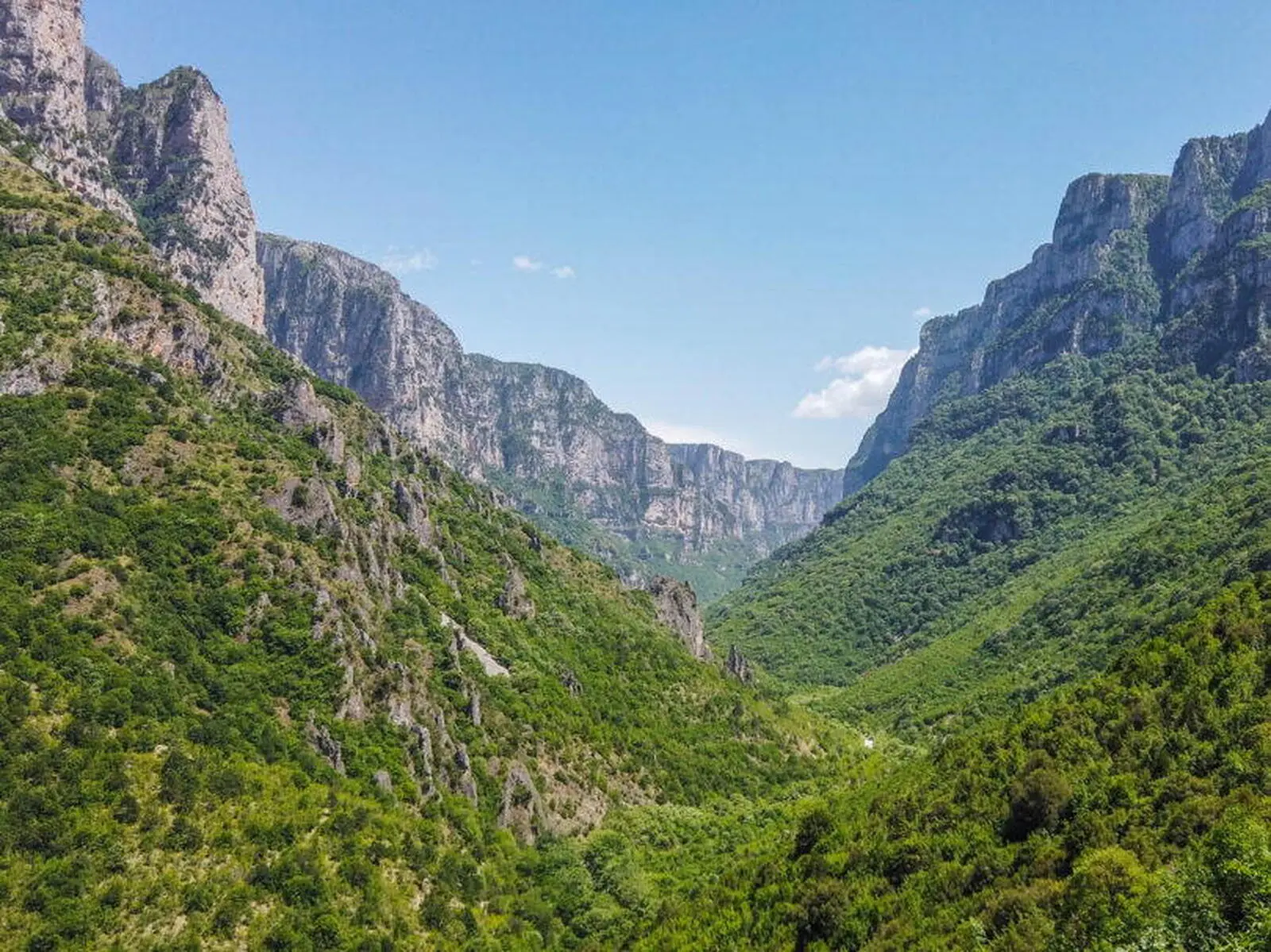 Eindrucksvolle Wanderung durch die tiefste Schlucht Vikos im Pindosgebirge