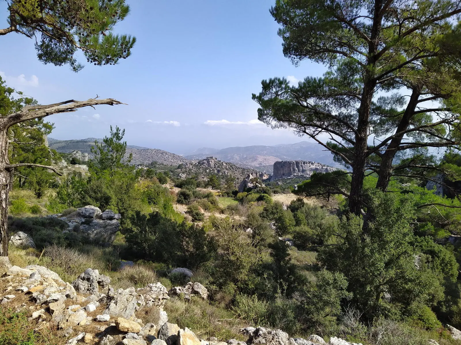 Wandern rund um das Bergdorf Anatoli in einer faszinierenden Felslandschaft