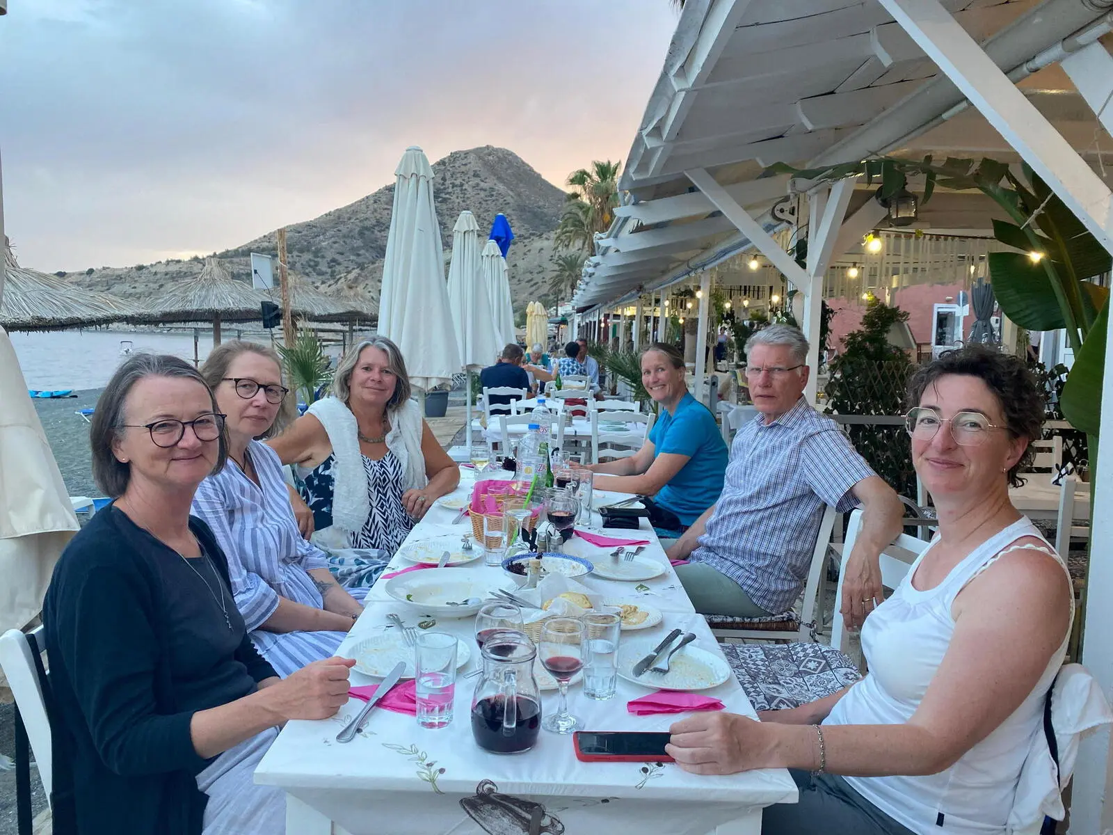Nach einer Auszeit kommen Sie für das gemeinsame Abendessen in ausgewählten Tavernen am Meer wieder zusammen...