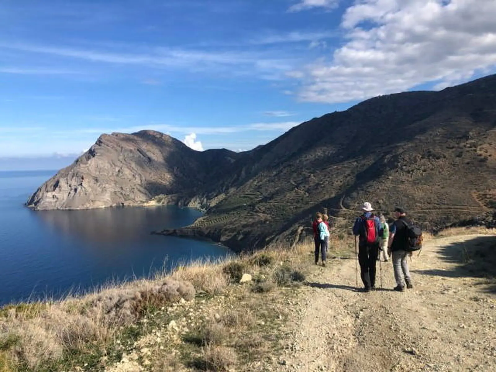 Leichte Wanderungen mit Tagesrucksack führen in die nähere Umgebung.(Dezember 2023)