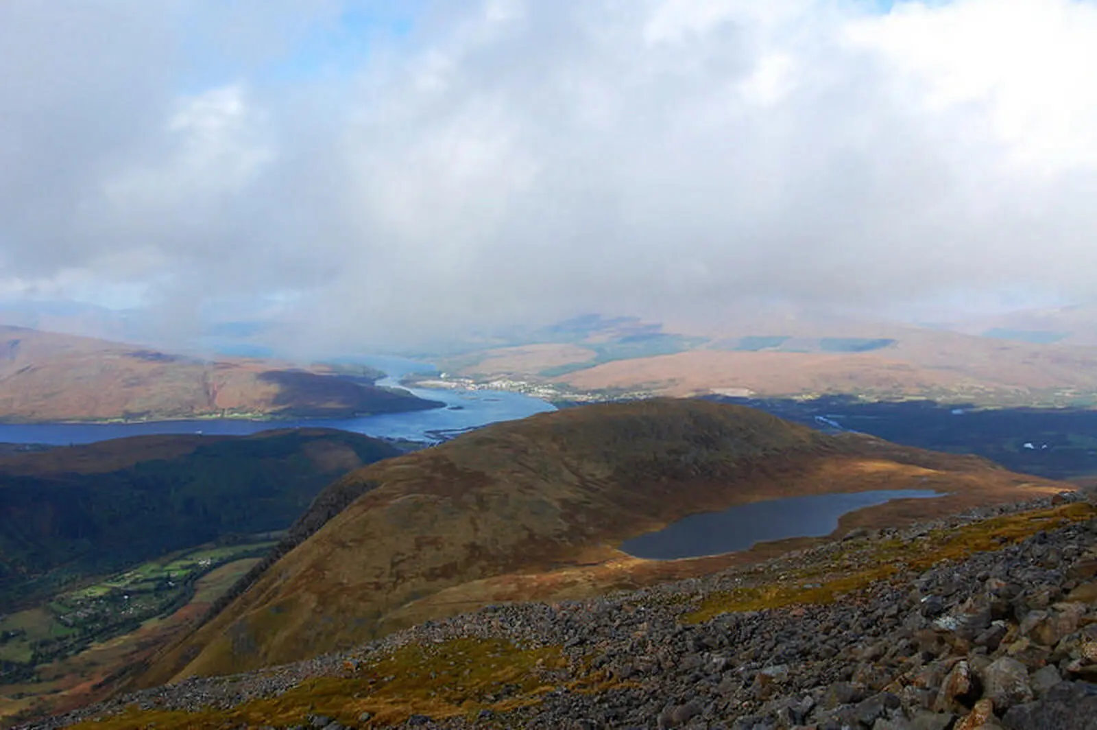 Der fakultative Aufstieg zum Ben Nevis (1343 m) belohnt mit Blick auf Fort William und Loch Eil