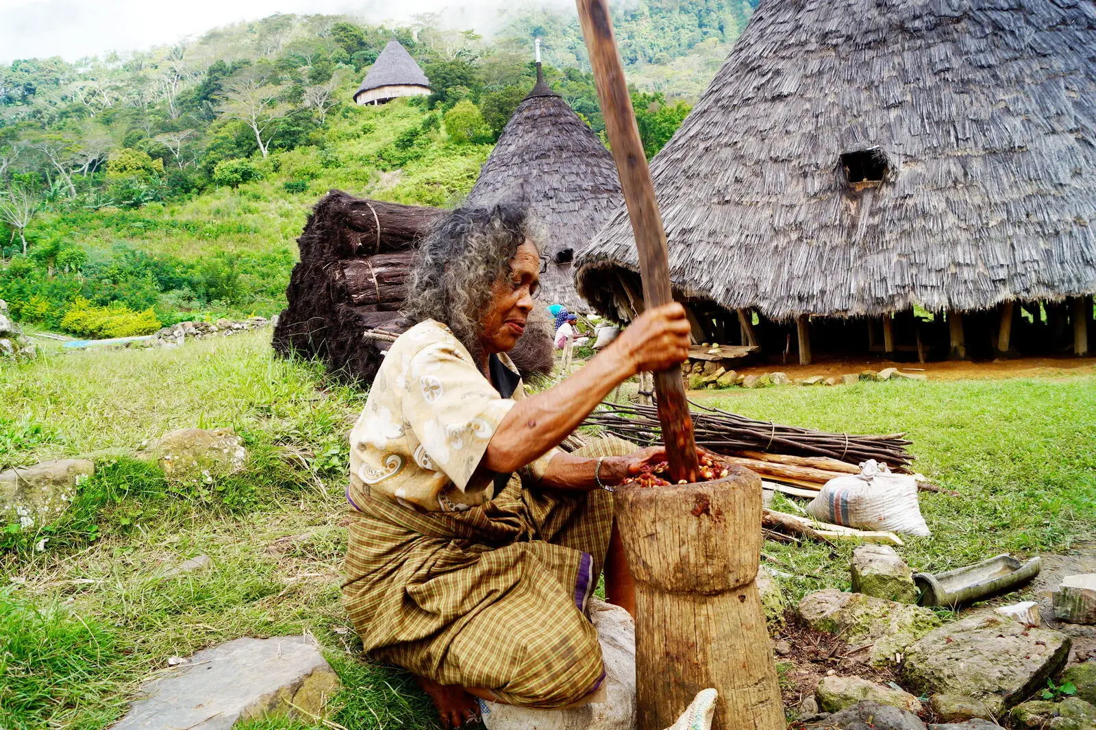 Zu Fuß besuchen Sie auf Flores das archaisch lebende Bergvolk der Manggarai