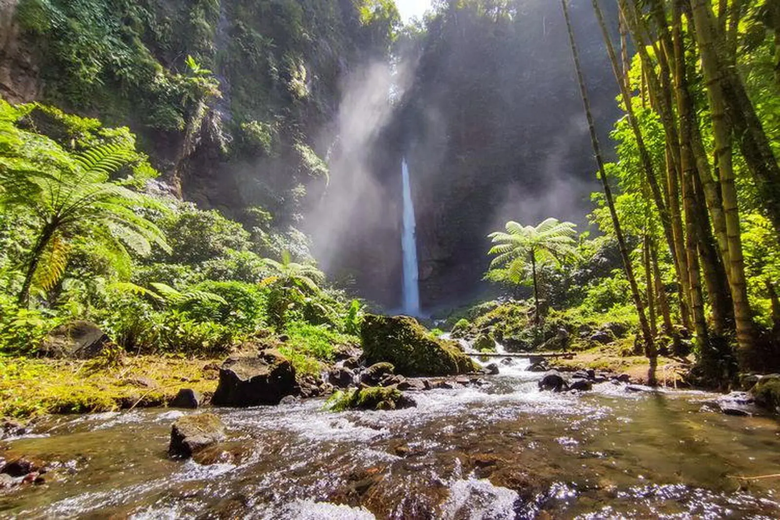 Am Kapas Biru Wasserfall spüren Sie den Reichtum Indonesiens Natur