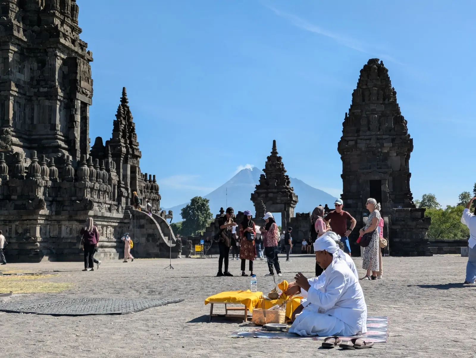 Gelebter Glaube und alte Sagen am hinduistischen Prambanan-Tempel