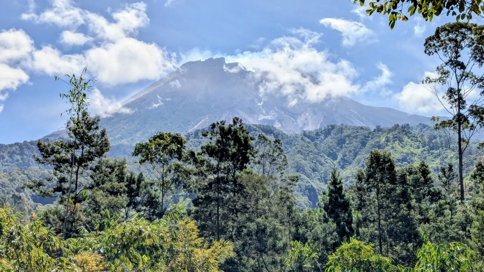 Der aktive Vulkan Mount Merapi lädt zum Wandern ein