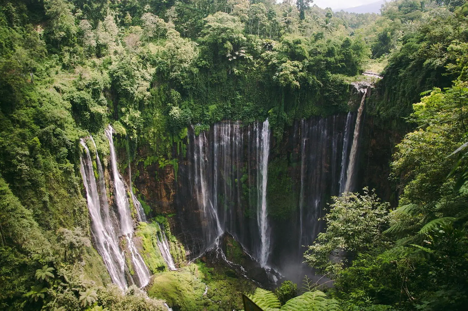 Tumpak Sewu Wasserfall auf Java ist nur einer von vielen Wasserfällen während Ihrer Reise