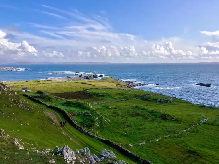 Ausflug zur "Insel der weißen Kuh": Tageswanderung auf Inishbofin