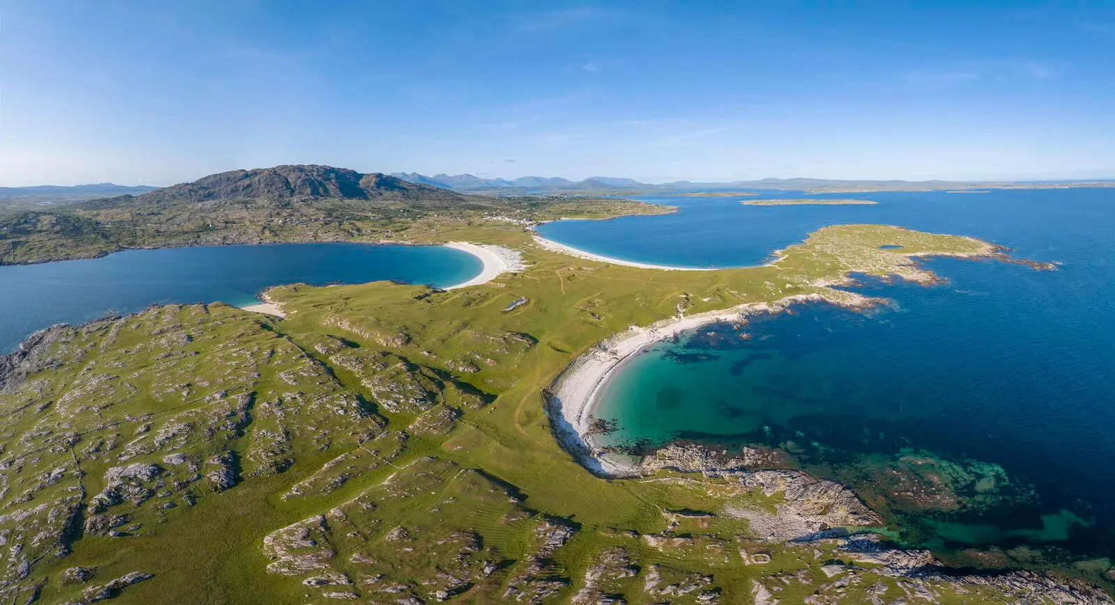 Sie wandern bei dieser Reise auf den auf den Errisbeg Mountain mit traumhaften Ausblicken auf die Dogs Bay