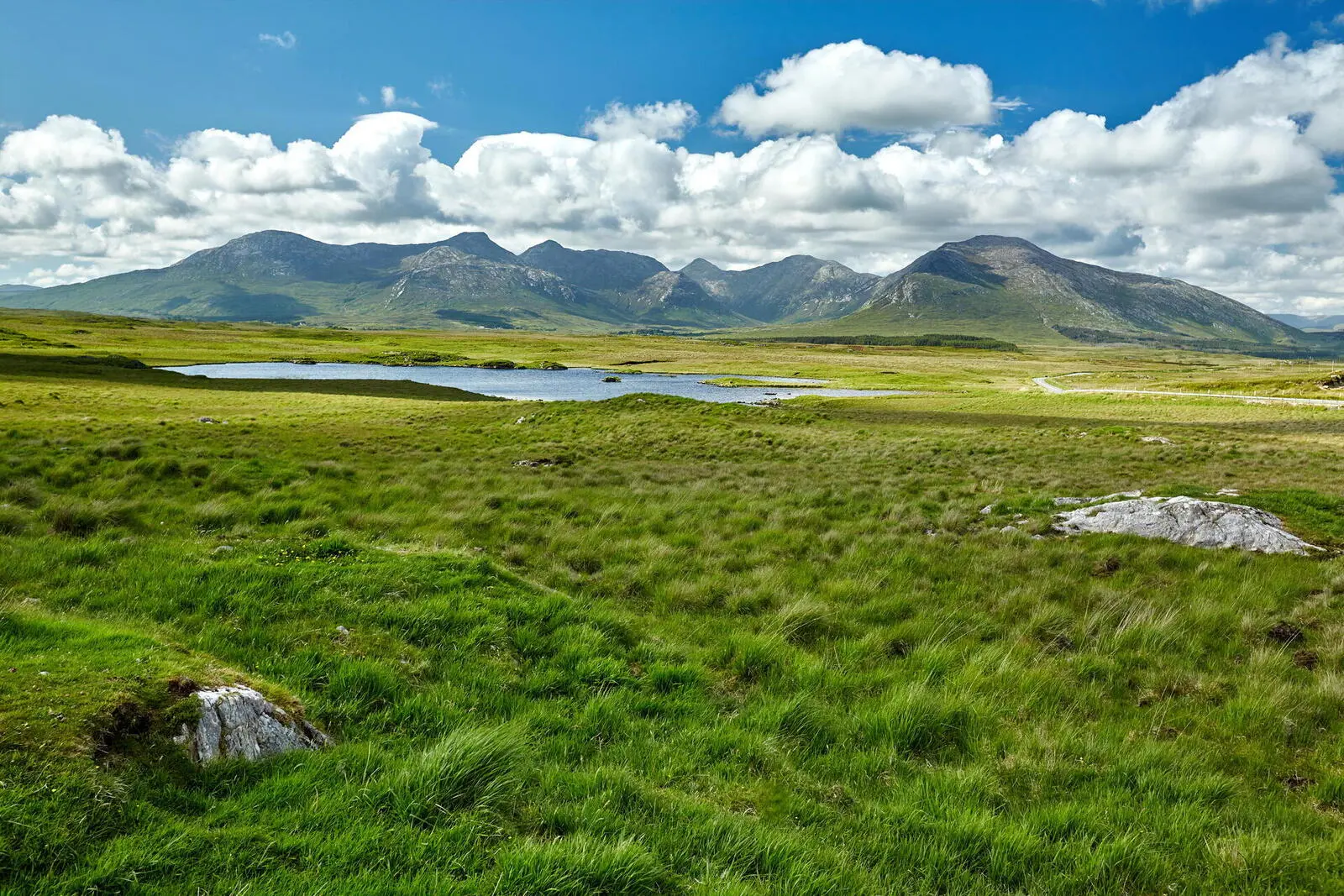 Die Twelve Bens oder Twelve Pins (irisch Na Beanna Beola) befinden sich im Herzen Connemaras und können Sie auch bei Ihrer Wanderung von der Insel Inishbofin sehen