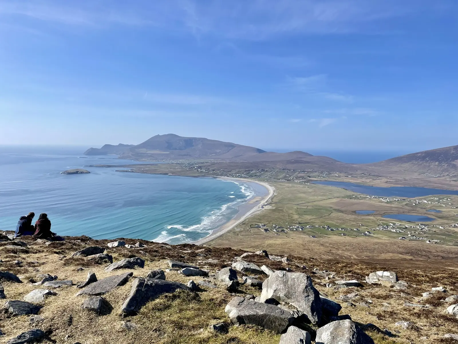 Traumhafter Ausblick auf den langen Sandstrand von Keel vom Atlantic Drive
