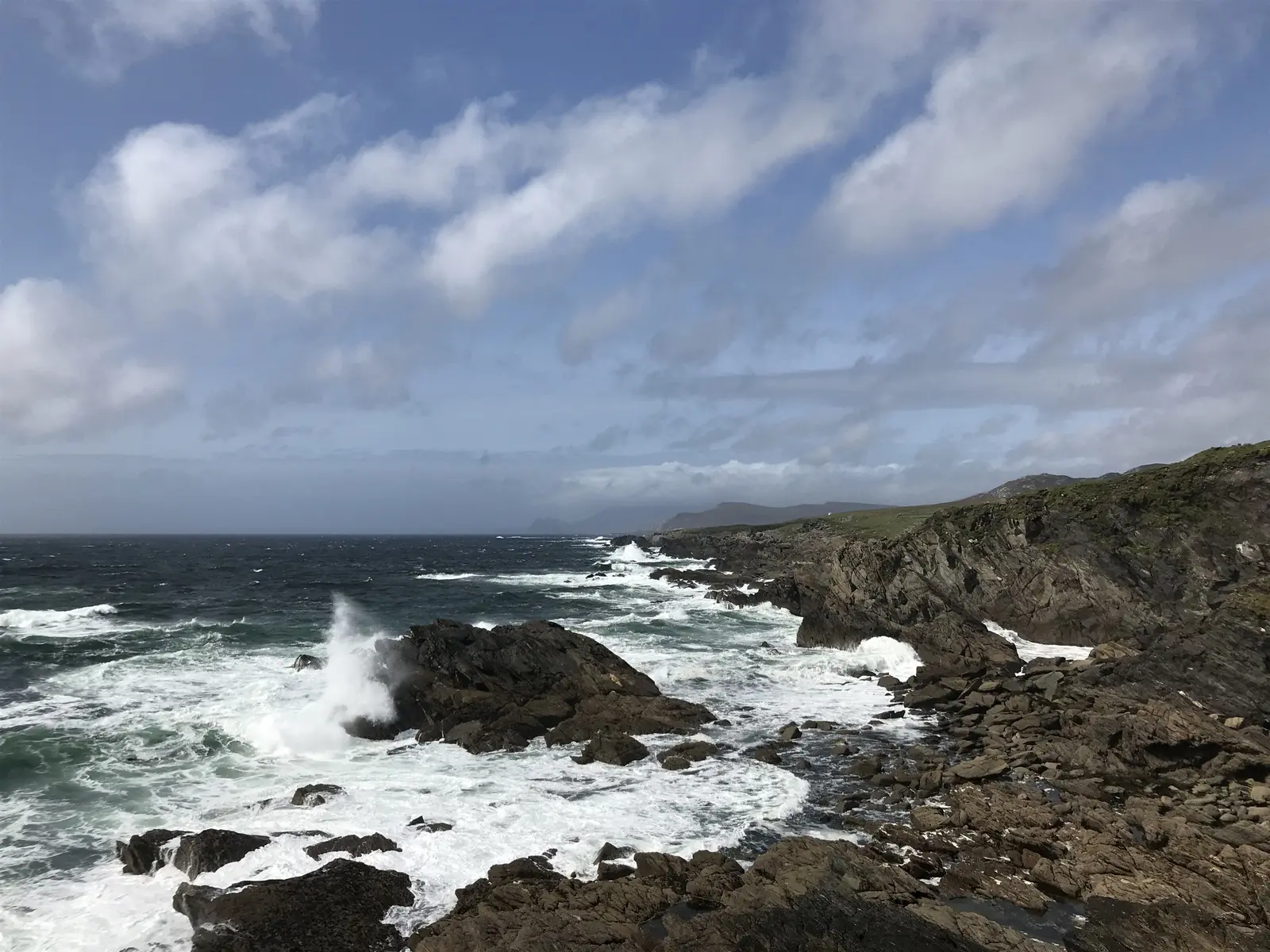 Das tosende Meer hat die Küstenlinie von Achill Island geprägt