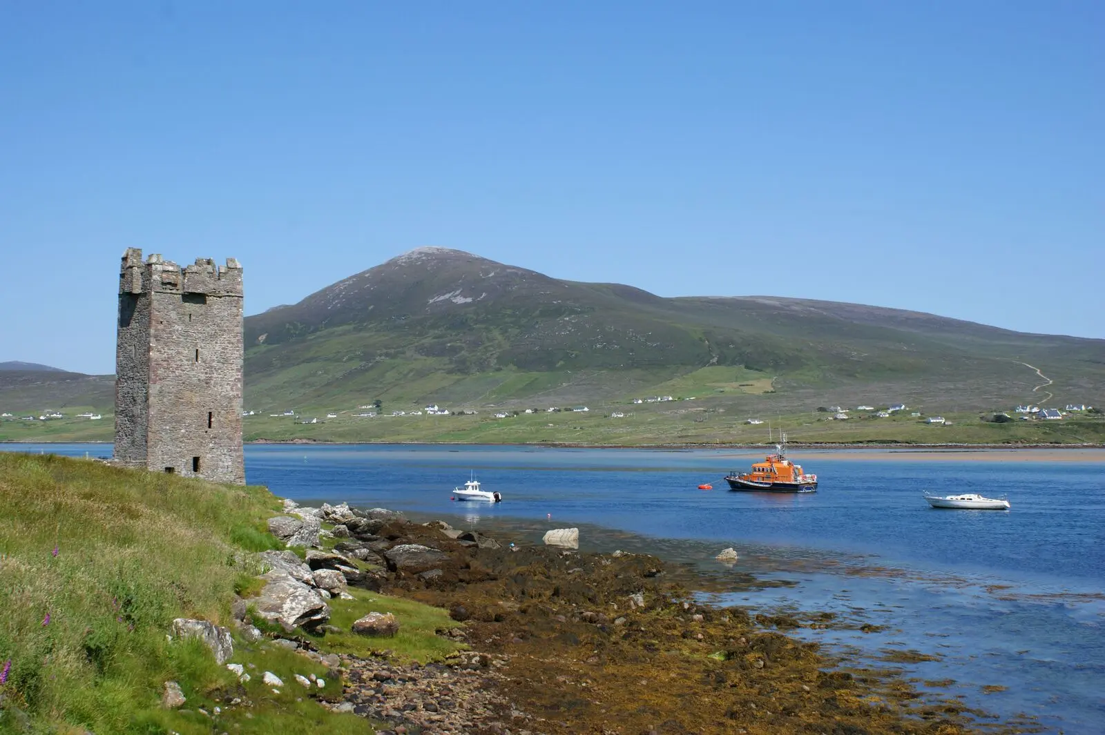 Der Wehrturm von Granuaile steht stolz im Süden von Achill Island