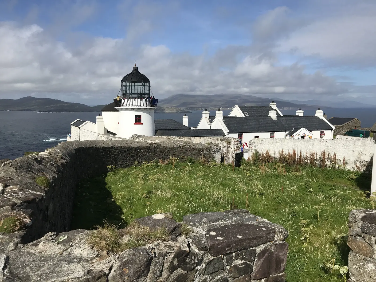 Ausblick auf die raue Clew Bucht und Achill vom Leuchtturm Clare Island