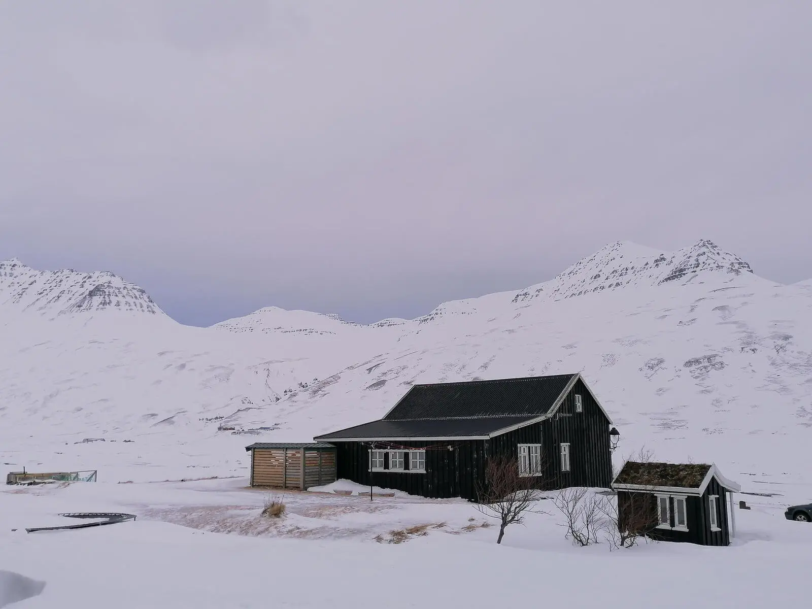 Der Hof Skeið liegt umringt von Bergen einsam am Talende.