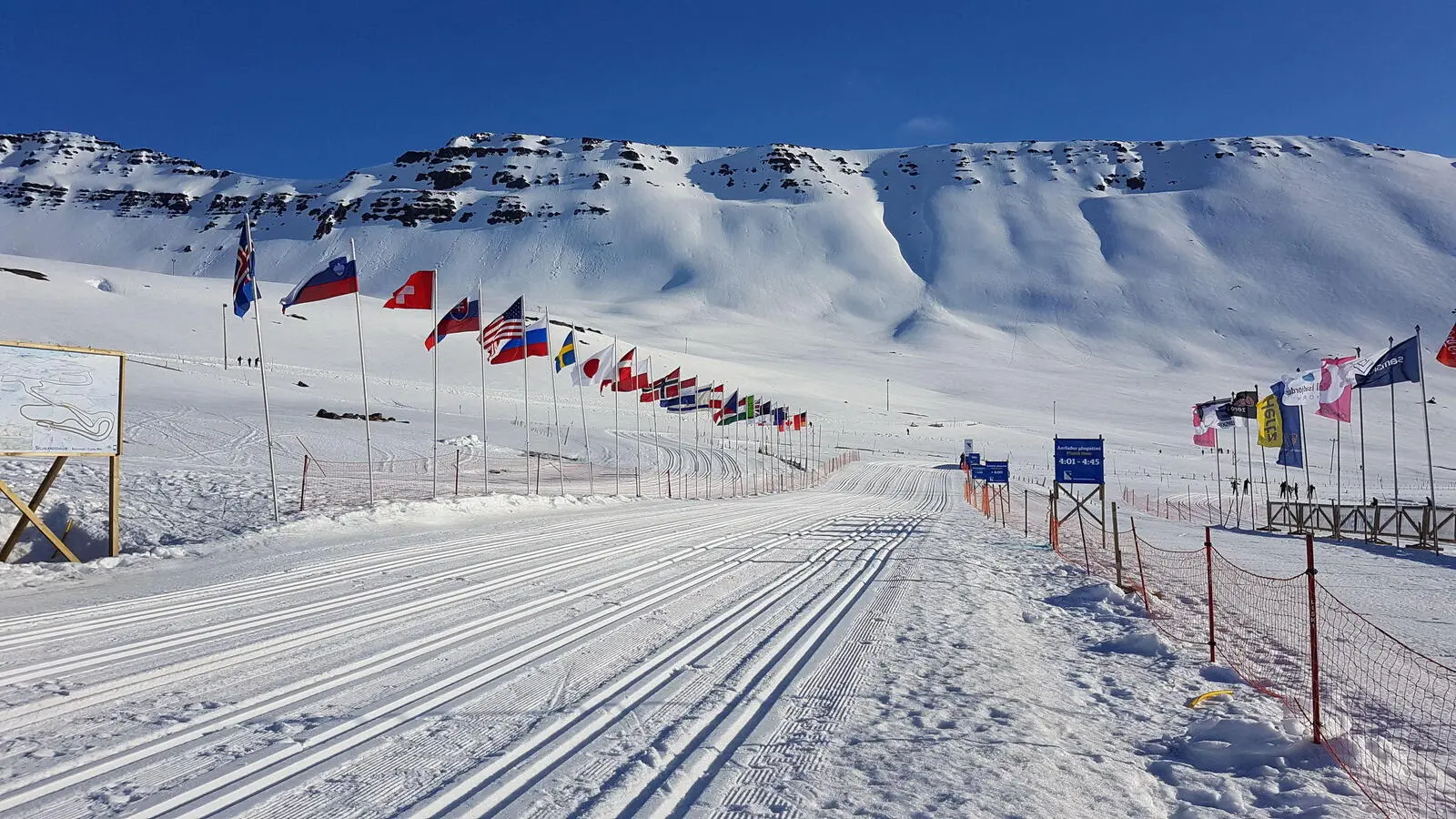 Das Start- und Zielareal befindet sich hoch über dem Ort Ísafjörður.